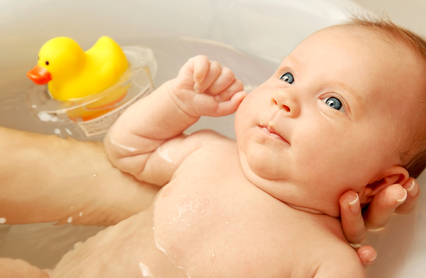 Bain de bébé : comment l’aider à apprivoiser l’eau