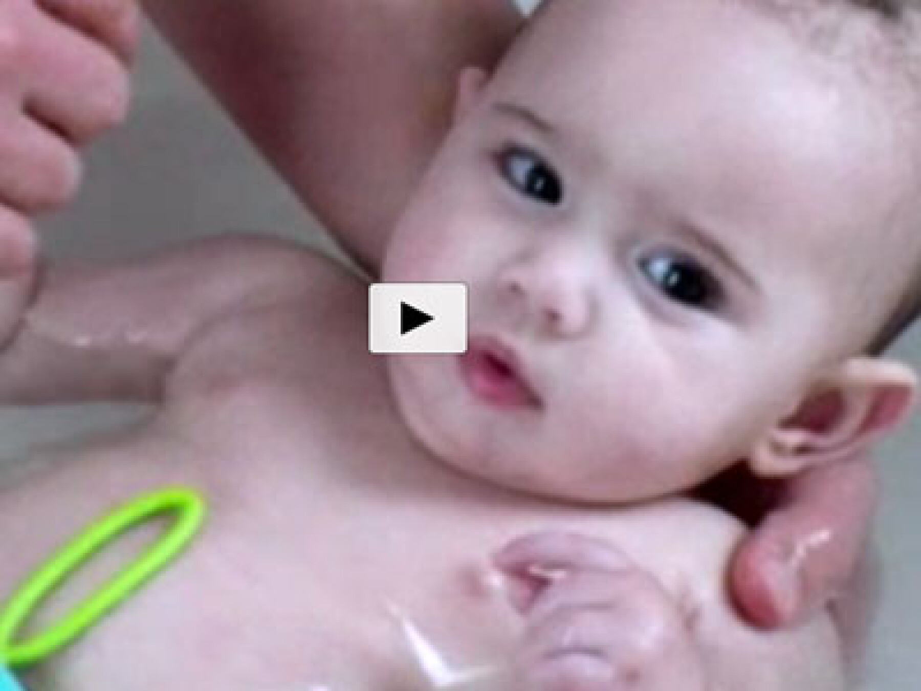 vidéo bain de bébé