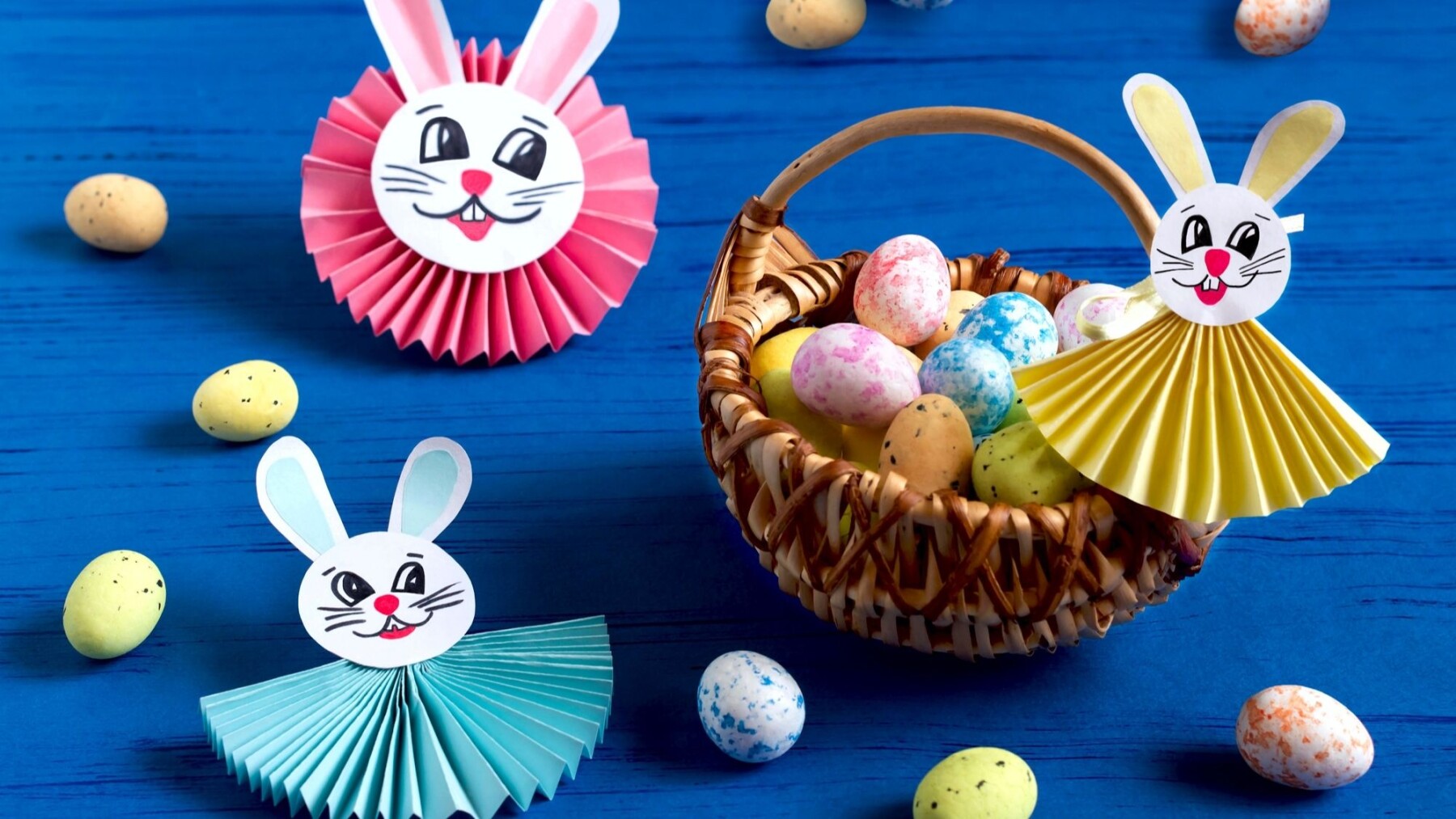 Bricolage de Pâques: les lapins en papier