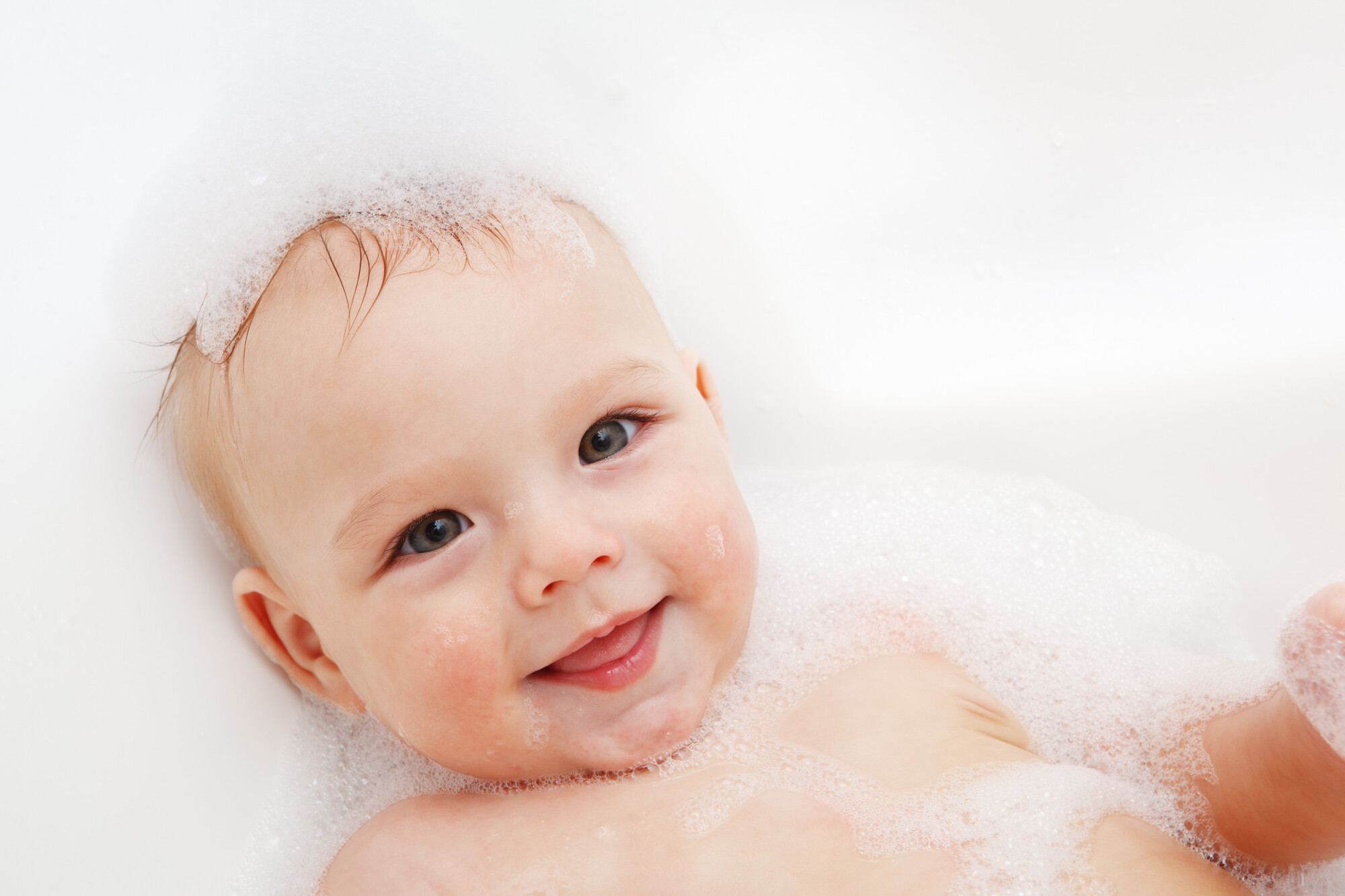 Laver les cheveux de bébé: comment faire?