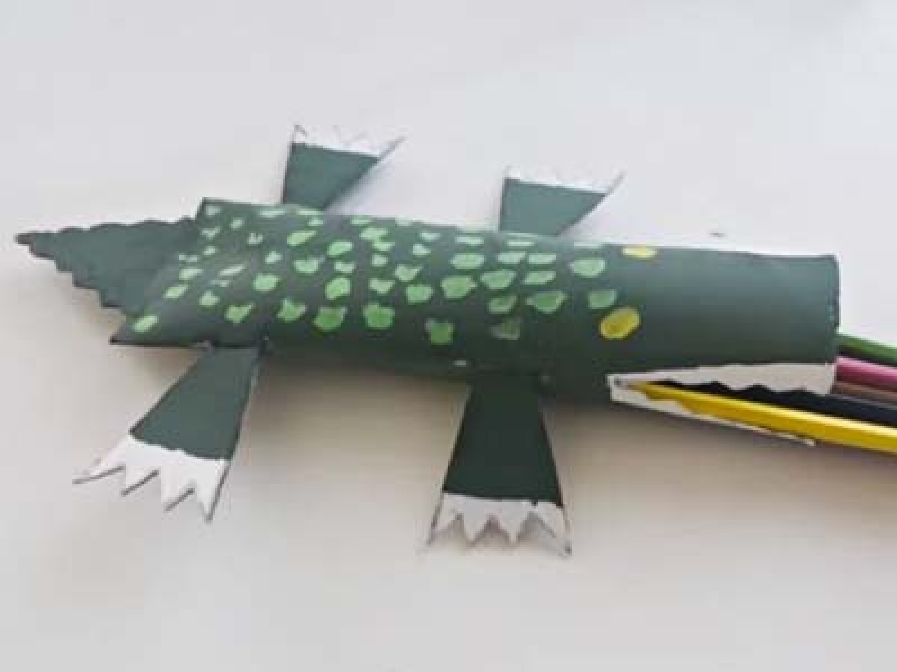 Bricolage : le crocodile range-crayons