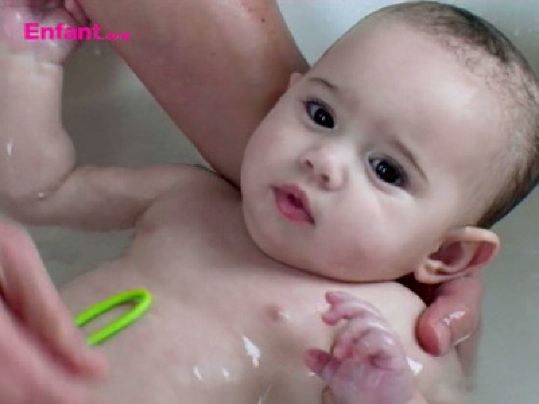 Vidéo: donner le bain à bébé