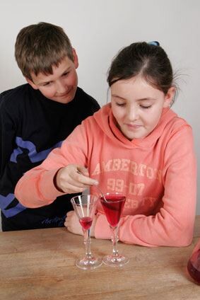 Remplis d'eau un verre vide grâce à du papier - Expériences pour enfants