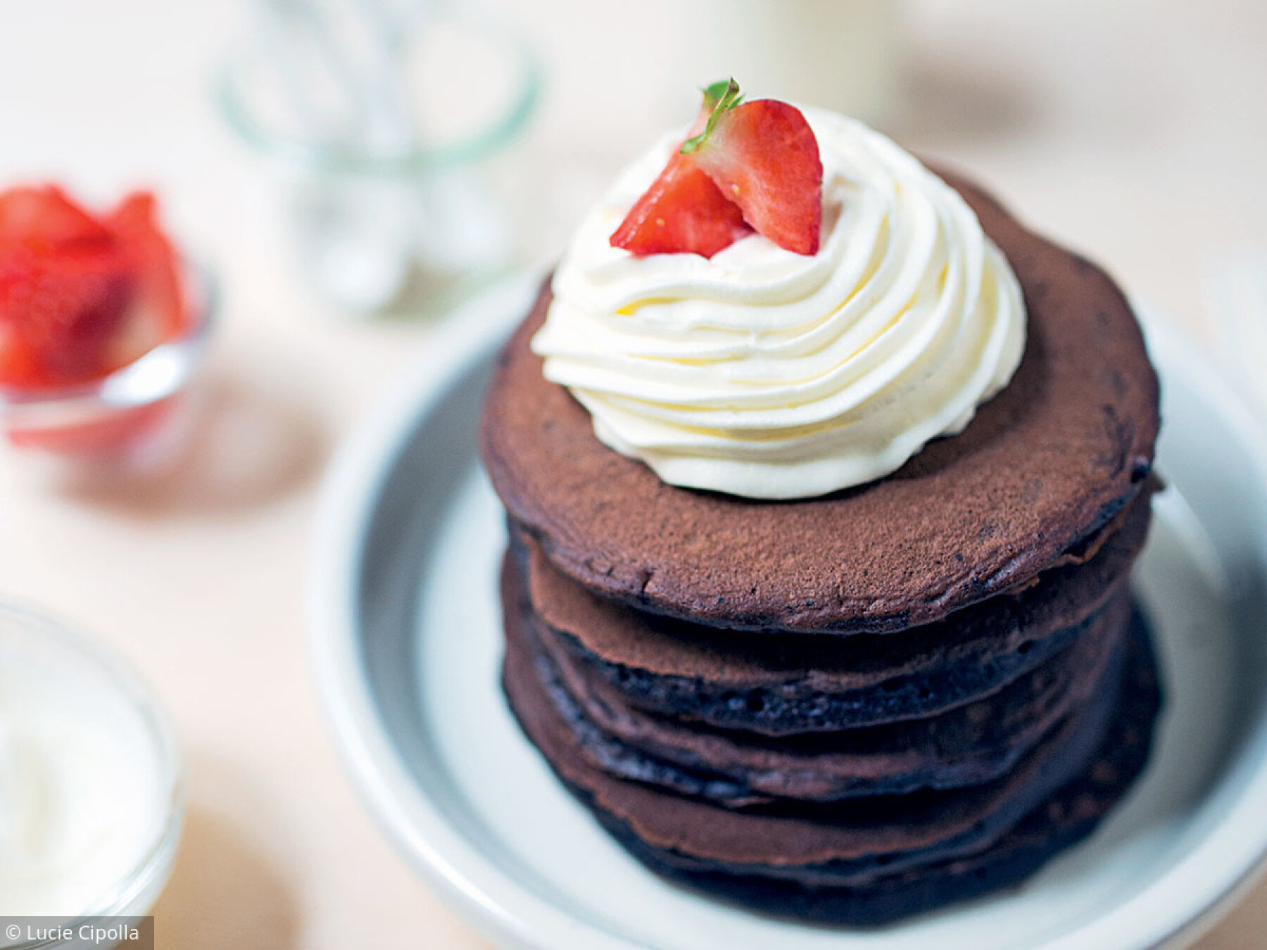 Pancakes au chocolat, fraises et chantilly