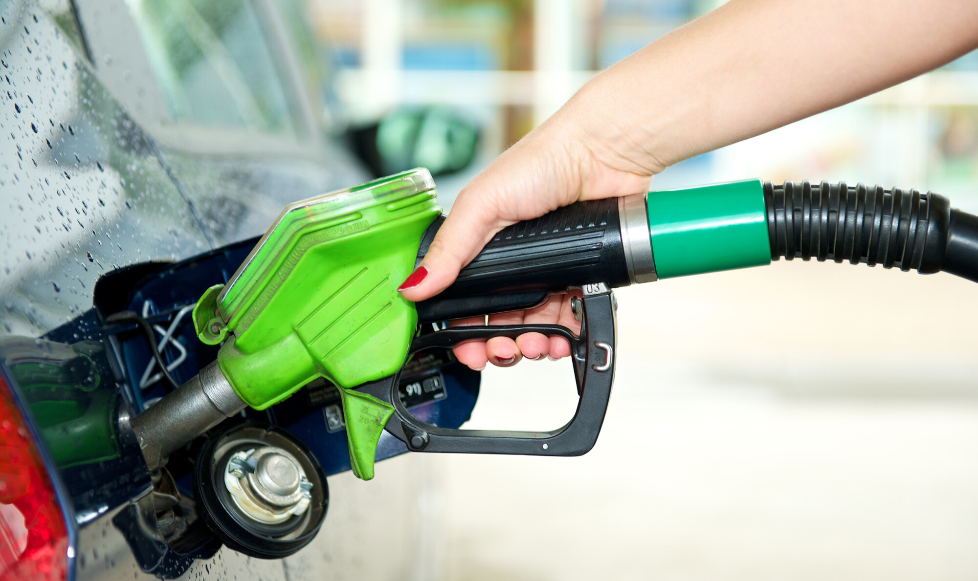 Hausse des carburants: comment équiper sa voiture d'un boîtier de conversion au bioéthanol?